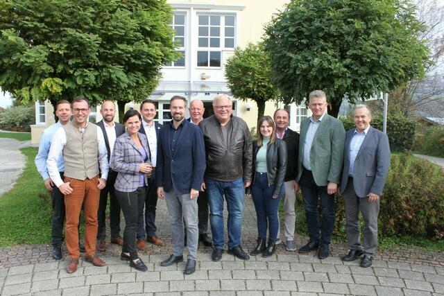 Von links: Robert Bimminger (Bgm. Eugendorf), Christian Altendorfer (Bgm. Seeham), David Egger (Bgm. Neumarkt), Tanja Kreer (Bgm. Straßwalchen), Michael Schwarzmayr (Bgm. Mattsee), LH-Stv. Stefan Schnöll, Konrad Pieringer (Bgm. Seekirchen), Simon Wallner (Bgm. Seeham), Martina Berger (Bgm. Schleedorf), Johann Stemeseder (Bgm. Berndorf), Martin Köllersberger (Bgm. Henndorf) und Wolfgang Wagner (Bgm. Köstendorf). | Foto: Regionalverband Salzburger Seenland