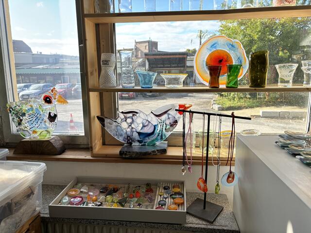 Im Schmelzofen entstehen abstrakte Figuren, Schmuck und Gläser. | Foto: Nieschalk/MeinBezirk