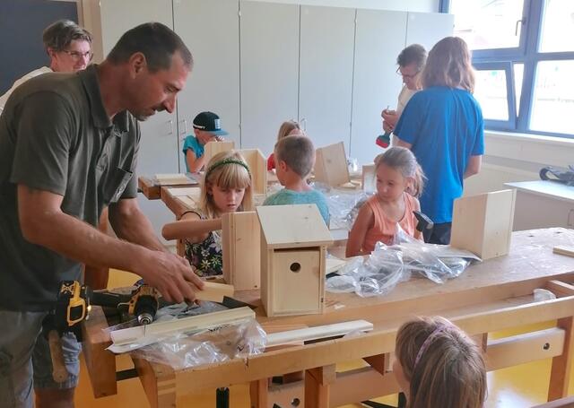 Unter Anleitung von Jägern des Bezirks-Hegerings 4 fertigten 16 Buben und Mädchen in Jennersdorf Nistkästchen für Vögel an. | Foto: Erwin Mirth