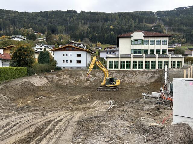 Baustelle des "Haus der Generationen" – Der Bau gegenüber dem Gemeindeamt ist in vollem Gange. | Foto: Kendlbacher