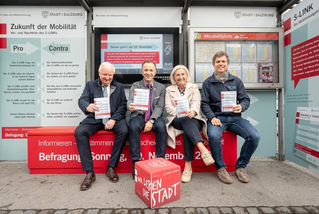 Das Abstimmungsbüchlein für die S-Link-Volksbefragung am 10. November wurde von Bgm.-Stv. Florian Kreibich, Bgm. Bernhard Auinger, Stadträtin Andrea Brandner und Magistratsdirektor Maximilian Tischler offiziell präsentiert. Es soll noch diese Woche in den Postkästen liegen. | Foto: Stadt:Salzburg - Alexander Killer