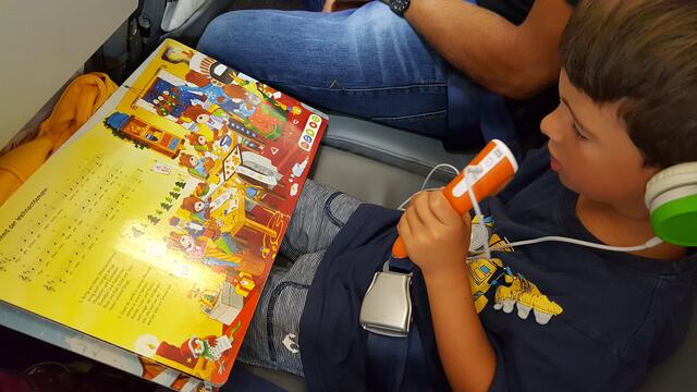 Kind im Flugzeug | Foto: Judith Leitner