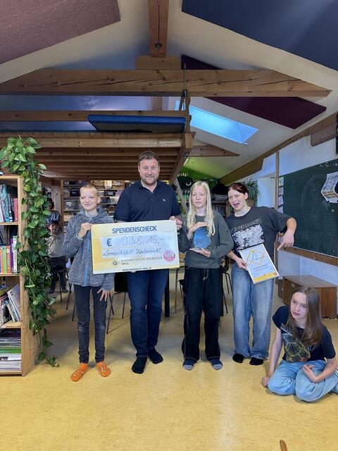 Schülerinnen und Schüler der Lernwerkstatt Zauberwinkl sammelten 938,15 Euro für die Krebshilfe Tirol. | Foto: Lernwerkstatt Zauberwinkl