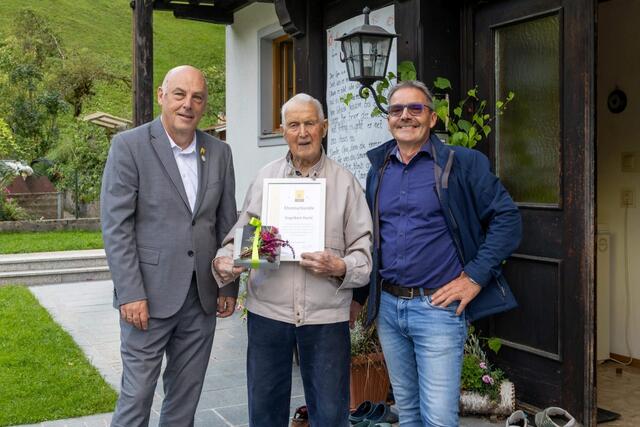 Präsident Herbert Vitzthum, Jubilar Engelbert Hackl, Obmann Franz Haslhofer (von links) | Foto: Imkerverein St. Pankraz