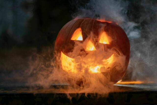 Feiern kann man Halloween in Wien auch in zahlreichen Clubs, Bars und Lokalen. | Foto:  Szabó János / Unsplash
