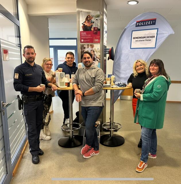 Rene Hackenauer (l.) von der Polizeiinspektion Leoben Erzeherzog Johann-Straße tauschte sich bei einem Becher Kaffee mit der Bevölkerung sowie Mitarbeiterinnen und Mitarbeitern der Bezirkshauptmannschaft Leoben aus. | Foto: Polizei