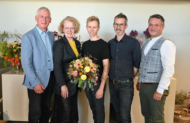  v.l.n.r.: Fachschul-Direktor a.D. Franz Fuger, Bildungs-Landesrätin Christiane Teschl-Hofmeister, Floristik-Weltmeister Manuel Bender, Meisterflorist Karl Schick und Fachschul-Direktor Andreas Kovac | Foto: Jürgen Mück