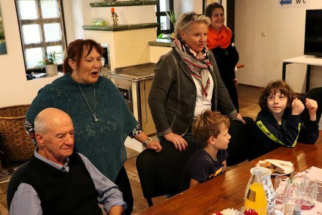 Brigitte Künstner heißt ihre jungen und alten Gäste willkommen | Foto: Langmann