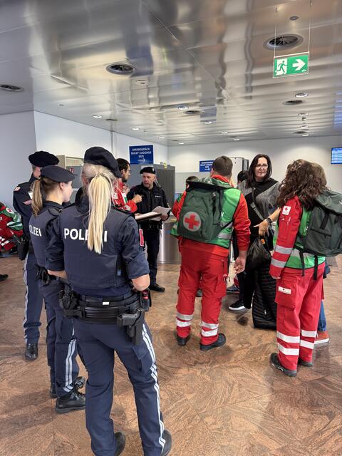 Teamarbeit in der Krise – Die Zusammenarbeit zwischen Flughafenpersonal und Einsatzkräften war ein zentrales Ziel der Notfallübung.
 | Foto: Flughafen Innsbruck