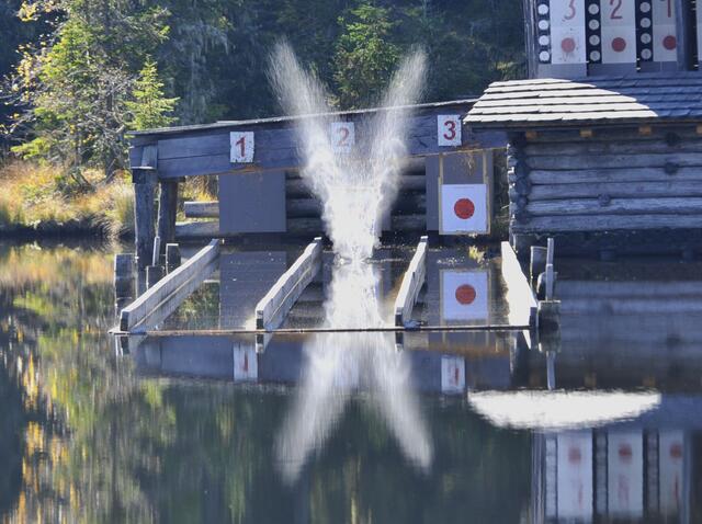 Das Preberschießen ist weltweit einzigartig. Das Besondere daran, es wird nicht direkt auf die Scheibe, sondern auf deren Spiegelbild gezielt. | Foto: Preberschützen