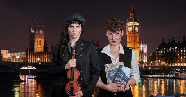 Sandra Mae (li.) als Sherlock Holmes mit Dr. Watson, dargestellt von Mimi Nigsch. | Foto: mring.photo