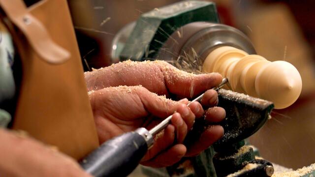 Fink hat sich die Kunst des Holzdrehens angeeignet.  | Foto: Simon Michl