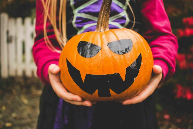 Der Arbeitgeber darf Arbeitnehmern nicht so einfach Halloween-Kostüme anordnen, es gibt aber Ausnahmen. (Symbolbild) | Foto: unsplash/ Julia Raasch