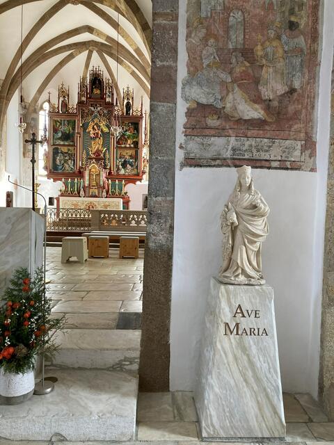 Die Madonna in der Basilika Mariapfarr mit dem Altar im Hintergrund, der als "Vorlage" für die Strophen im Liedtext Stille Nacht! Heilige Nacht! gedient haben soll. | Foto: Christa Pritz