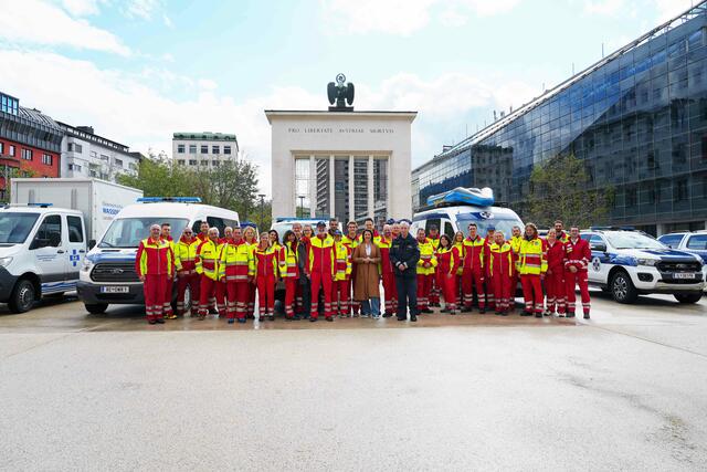 Sicherheitslandesrätin Astrid Mair (Mitte) mit der Mannschaft des Bundes-Wasserrettungszuges. | Foto: © Land Tirol/Hörmann