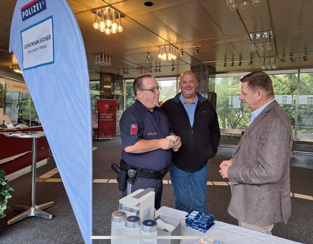 Im Rathaus tauschte sich der Leobener Sicherheitskoordinator Gerd Hornbacher (l.) nicht nur mit der interessierten Bevölkerung, sondern auch mit Bürgermeister Kurt Wallner (r.) und Sicherheits-Gemeinderat Alfred Reinwald aus.
 | Foto: Polizei