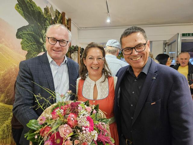 Feierstimmung in der Weinzwitscherei: Günther Baschinger, Kerstin Glöckl-Steininger und Hans Moser.  | Foto: WKO Grieskirchen