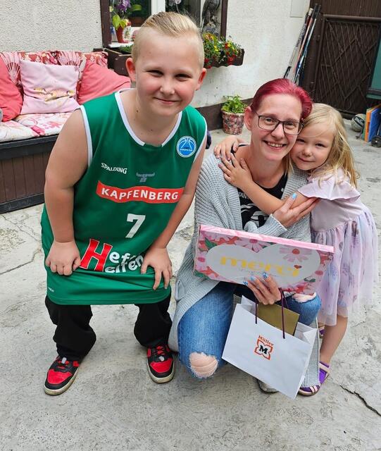 Luca mit Mama Silke und Schwester Melody. | Foto: Tinnauer