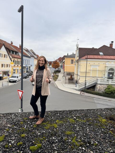 Pia Teuber-Weckersdorf auf der zukünftigen Dachterrasse ihres zukünftigen Cafés im ersten Stock im Intersport Schöberl in Kindberg. | Foto: MeinBezirk