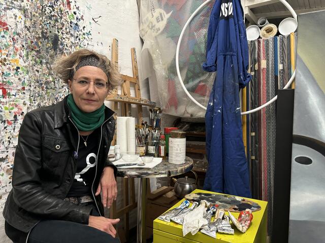 Die Künstleri Martina Gasser in ihrem Atelier.  | Foto: Ipirotis/MeinBezirk