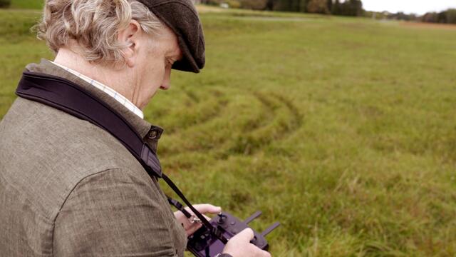 Die Felder, in denen sich Jungtiere versteckt halten könnten, werden vor dem Mähen mit einer Drohne überflogen, die mit einer Wärmebildkamera ausgestattet ist. | Foto: Simon Michl