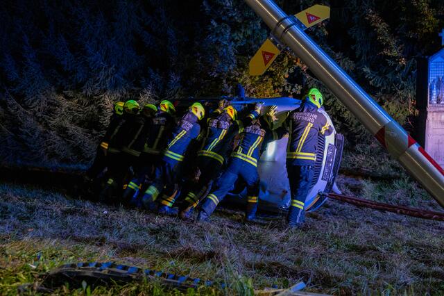 Das Fahrzeug überschlug sich bei dem Unfall, der Lenker blieb unverletzt.  | Foto: Fotokerschi.at/David Rauscher
