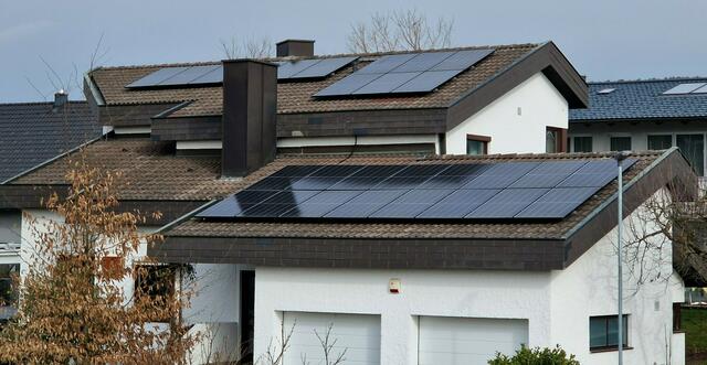 Energiegemeinschaften im Boom: Mittlerweile „dealen“ über 18.000 blau-gelbe Haushalte ihren regional erzeugten Strom. | Foto: Thurnhofer (Symbol, Archiv)