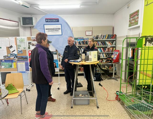 Station Nah &amp; Frisch in Vordernberg: die beiden Polizisten Christian Opitz und Jaqueline Kraus im Gespräch mit der Bevölkerung. 

 | Foto: Polizei