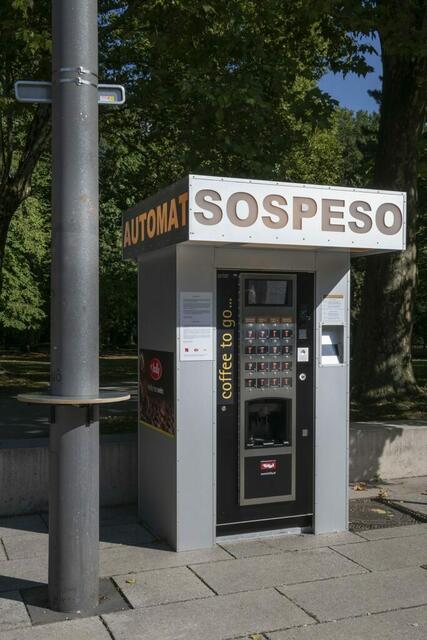 Am Theatervorplatz in Innsbruck steht ein Automat zum Kaffeeteilen.  | Foto: Daniel Jarosch