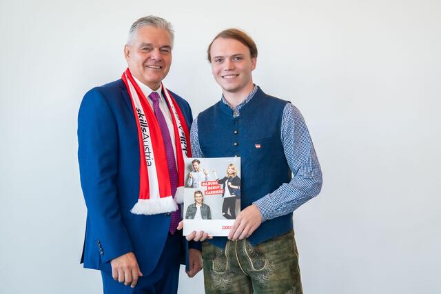 WKOÖ-Vizepräsident Leo Jindrak mit Lukas Frühwirth. | Foto: Röbl