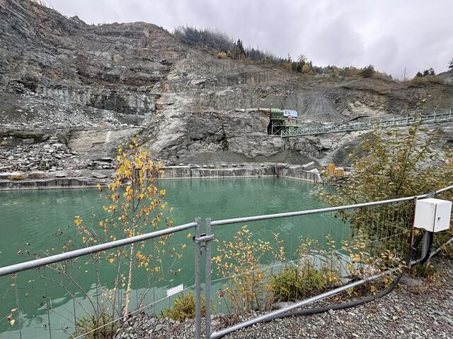 Die Wasserversorgung bleibt durch den Speicherteich am Firmengelände. Das Wasser bietet nebenbei Lebensraum für zahlreiche Forellenarten und Saiblinge. | Foto: MeinBezirk
