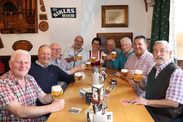 Bums'n Wirt Heli Schuster (hinten l.) mit dem Donnerstagsstammtisch, der sich wöchentlich in dem Traditionswirtshaus trifft. | Foto: MeinBezirk/Bichler