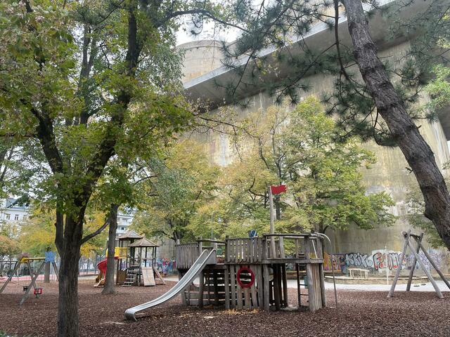 Der Arenbergpark hat mit seinen rund 30.200 Quadratmetern eine beachtliche Fläche. Bald soll er umgestaltet werden, wie Bezirkschef Erich Hohenberger (SPÖ) mitteilt.  | Foto: Pia Rotter/MeinBezirk