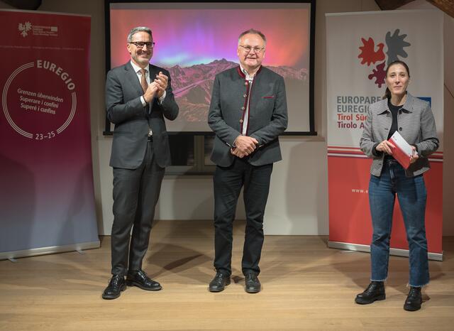 Gratulation für Hans Bergmann (Bildmitte), den Fotografen des Kalender-Titelbilds, kam von Euregio-Präsident und Südtirols Landeshauptmann Arno Kompatscher (l.) und Projektleiterin Silvia Ramoser (r.). | Foto: LPA/Patrizia Correiro
