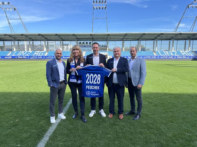 Der Wiener Christoph Peschek (Bildmitte) bleibt bis 2028 Geschäftsführer des FC Blau-Weiß Linz.  | Foto: FC Blau-Weiß Linz