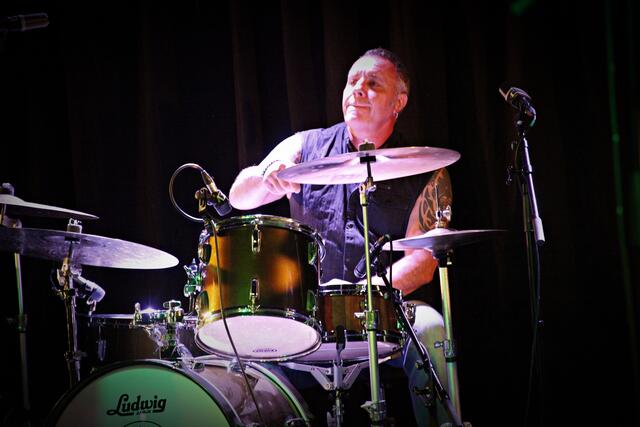 Denis Palatin ist als Drummer das dynamische Kraftpaket der Neal Black Band.