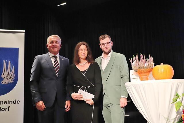 Bgm. Manfred Komericky und GR Stephan Scheifinger mit Sara Ressel | Foto: Edith Ertl