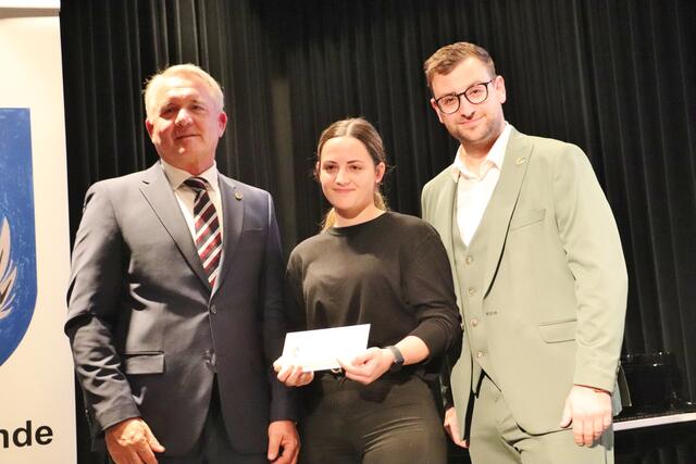 Bgm. Manfred Komericky und GR Stephan Scheifinger mit Katharina Kögl | Foto: Edith Ertl