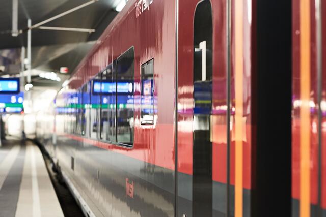 Man sollte die Lautsprecherdurchsagen sowie Monitoranzeigen am Bahnsteig beachten und die Bundesbahnen bitten um Entschuldigung. (Symbolfoto) | Foto: ÖBB/Marek Knopp