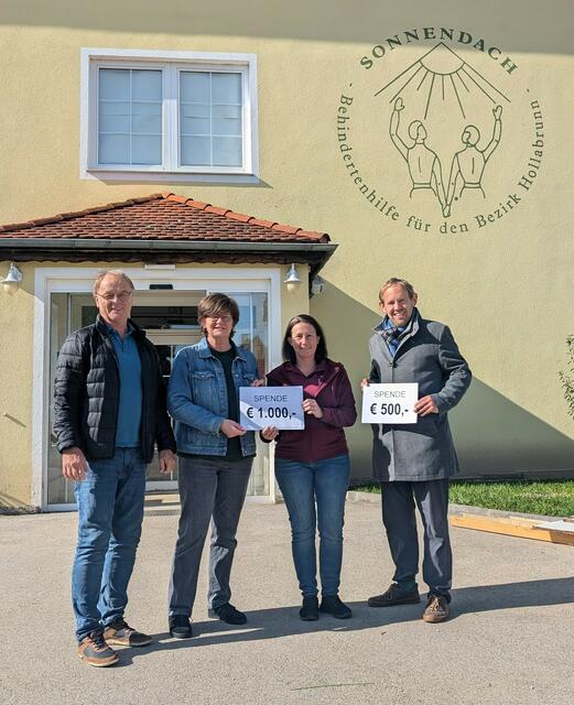 Die Grünen Hollabrunn überbringen an das Sonnendach Spenden aus ihrer 20-Jahr-Feier. | Foto: Grüne Hollabrunn