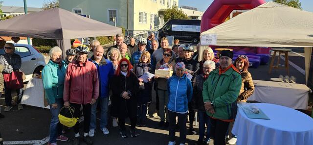 Im Rahmen des Bauernmarktes wurden die Puckinger Pedalritter von Bürgermeister Thomas Altof und Fahrradbeauftragten Franz Almesberger geehrt. | Foto: Almesberger