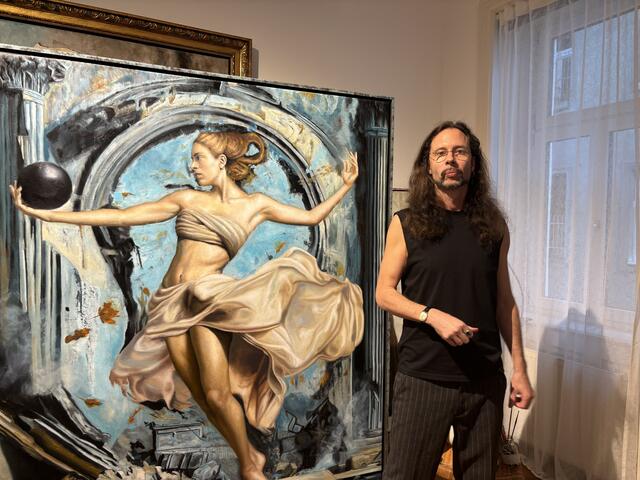 Mike Büchel und sein neuestes Kunstwerk. | Foto: Rosa Besler/meinbezirk