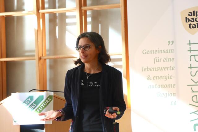 Zur Einführung der Auftaktveranstaltung erklärte Renate Doppelbauer, wo die Aufgabenbereiche der Klimawerkstatt Alpbachtal liegen. | Foto: Nimpf