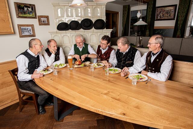 Die Krammerer Sänger und Karl Pumberger-Kasper freuen sich auf einen unterhaltsamen Abend. | Foto: Krammerer Sänger
