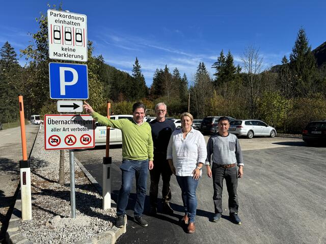ürgermeister Klaus Aitzetmüller, Vizebürgermeister Fritz Mayer, Amtsleiterin Angelika Kargl und Parkaufseher Asad Heydari (v.li.). | Foto: Gemeinde Hinterstoder