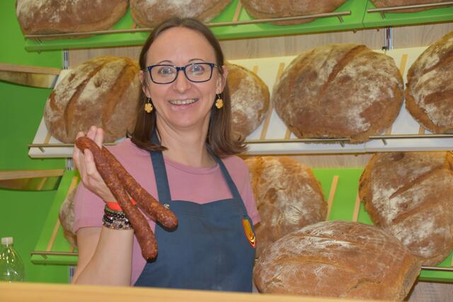 Regionale Produzenten präsentieren hausgemachte Würstln und Brot. | Foto: Michael Strini