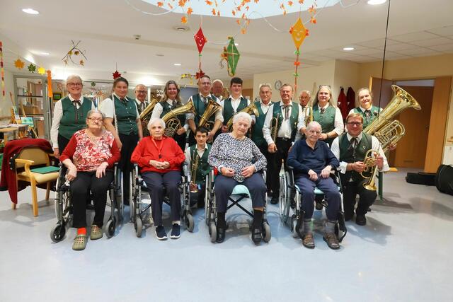 v.l.n.r.: Anna Koch, Susanna Rudolf, Leopoldine Flehberger und Herbert Elsensohn waren
begeistert vom Oktoberkonzert der Blasmusik St. Andrä-Wördern. | Foto: PBZ Tulln Lins