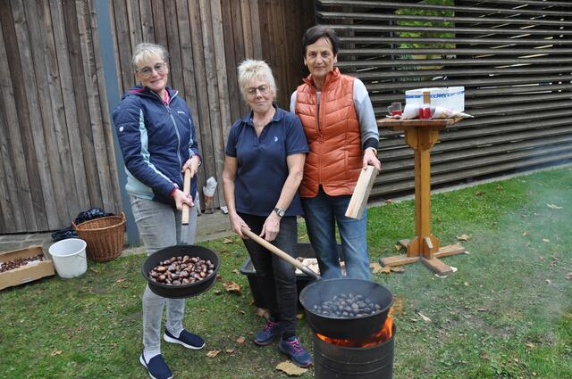 Manuele Groß , Grete Scheucher und Ilse Katritschenko  | Foto: Josef Strohmeier