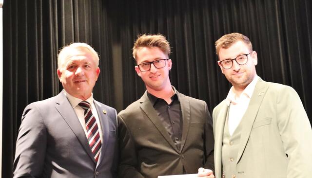 Bgm. Manfred Komericky und GR Stephan Scheifinger mit Robin Apfelknab | Foto: Edith Ertl