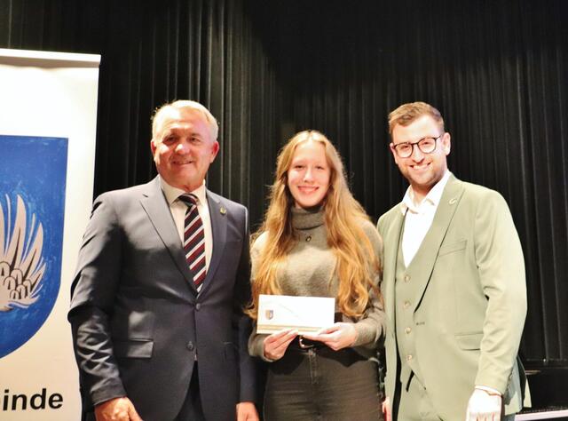 Bgm. Manfred Komericky und GR Stephan Scheifinger mit Selina Bektas | Foto: Edith Ertl